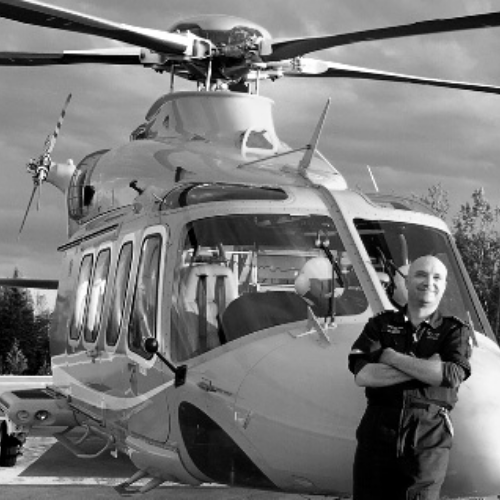 Jerome Vaultier devant un AW139